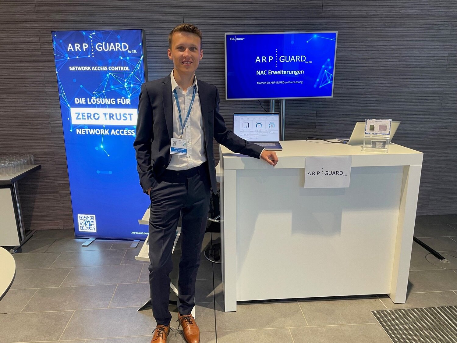 ISL Mitarbeiter J.Hermann am ARP-GUARD Messestand beim Controlware Network Day 2023 mit Themen wie NAC und Zero Trust