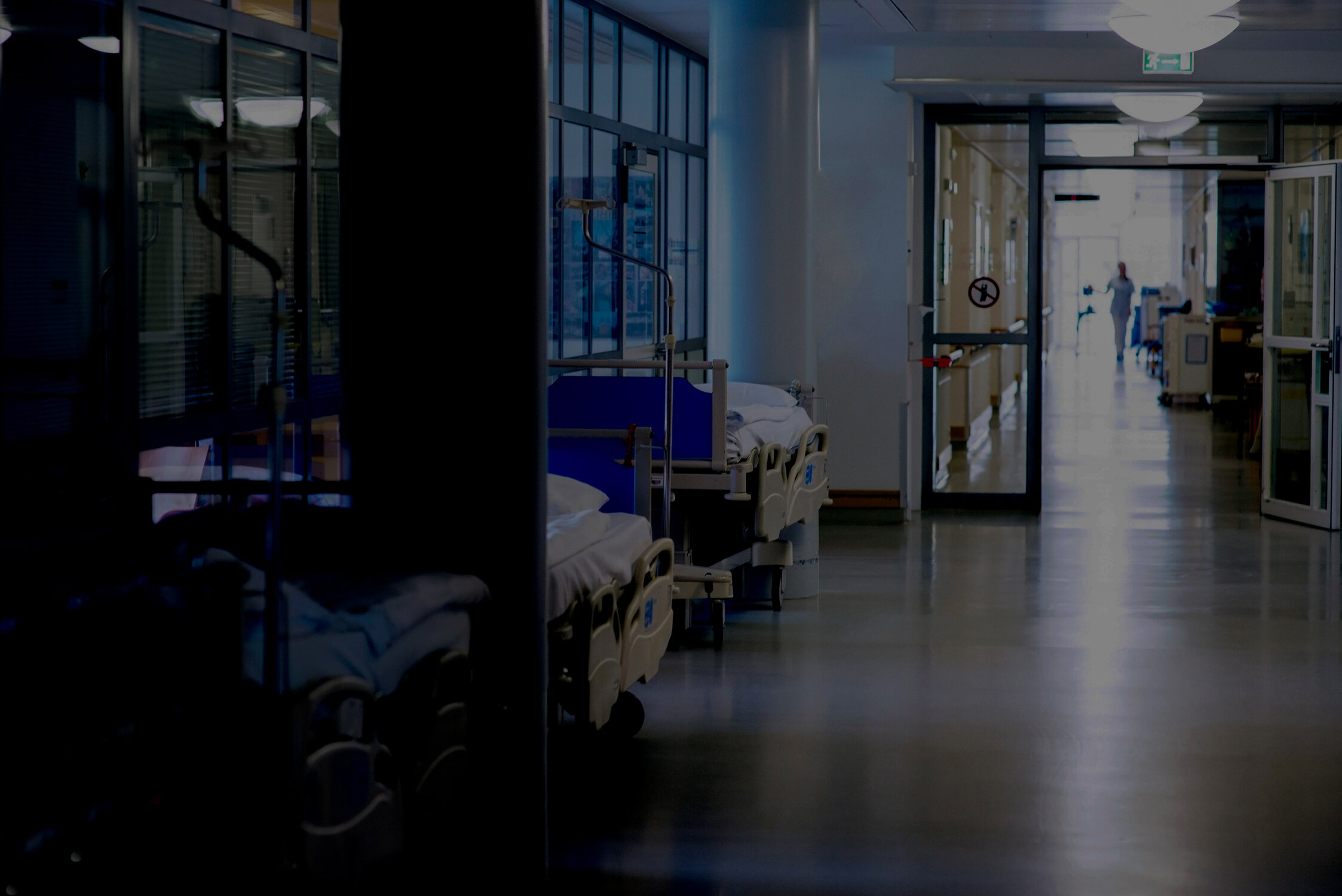 Krankenhausflur mit Patientenbetten mit dunklem Filter