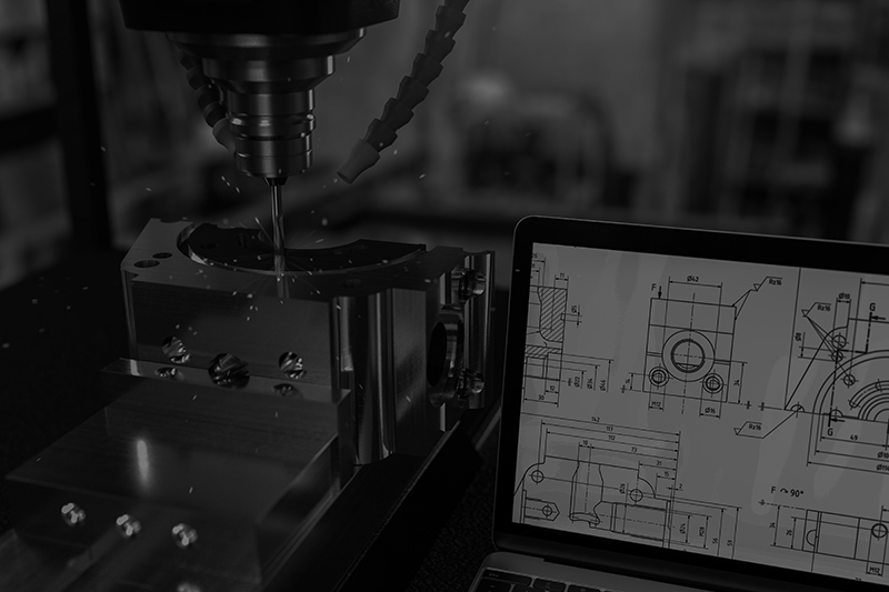 CNC-Maschine mit technischer Zeichnung am Bildschirm als Referenz für Branche Handel
